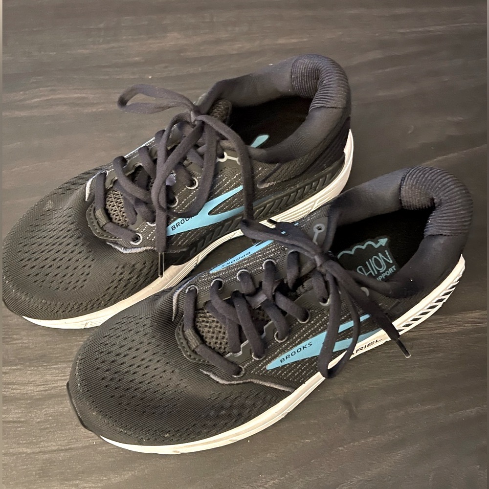 Brooks Ariel women’s sneakers -Size 8- EUC